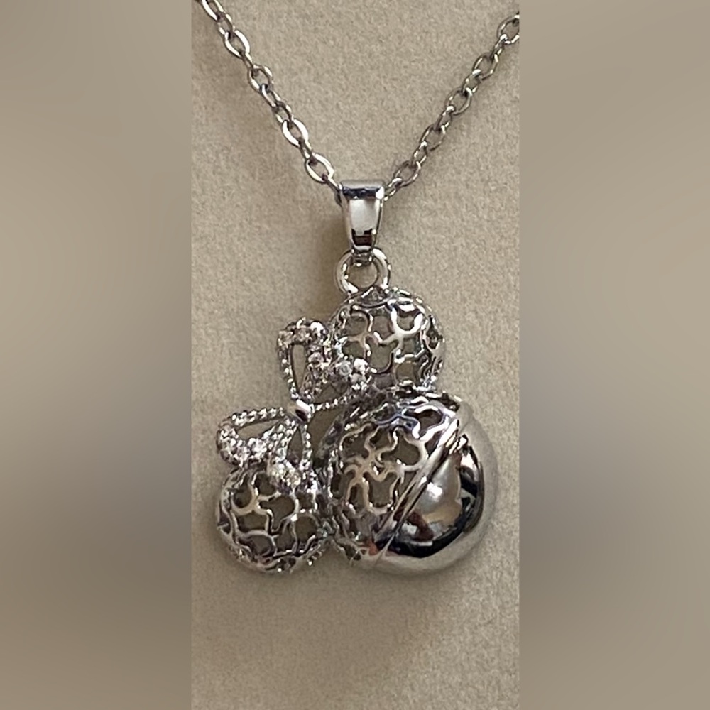 Elegant Silver Pendant Necklace